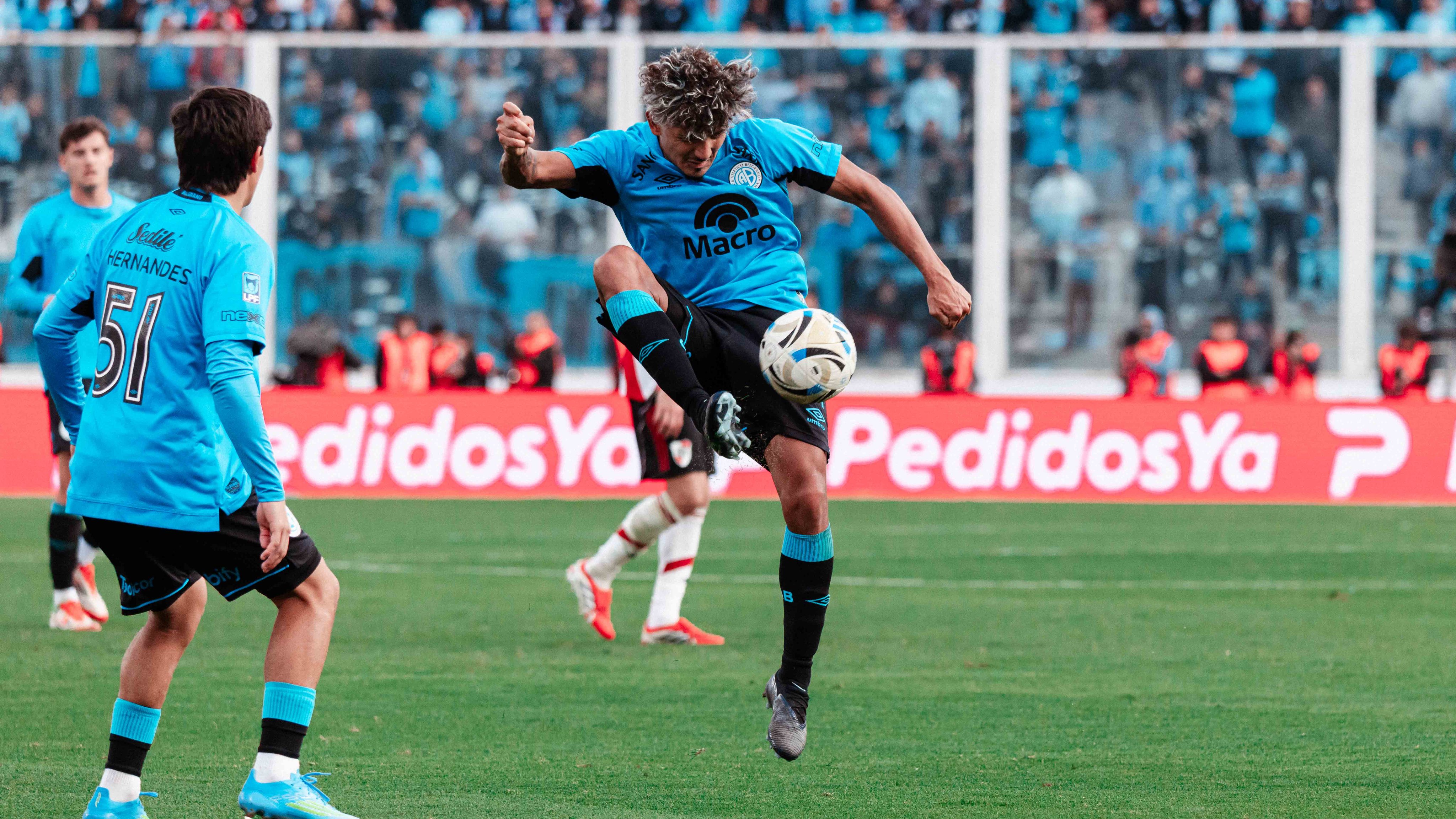 Jugadores de Belgrano celebrando